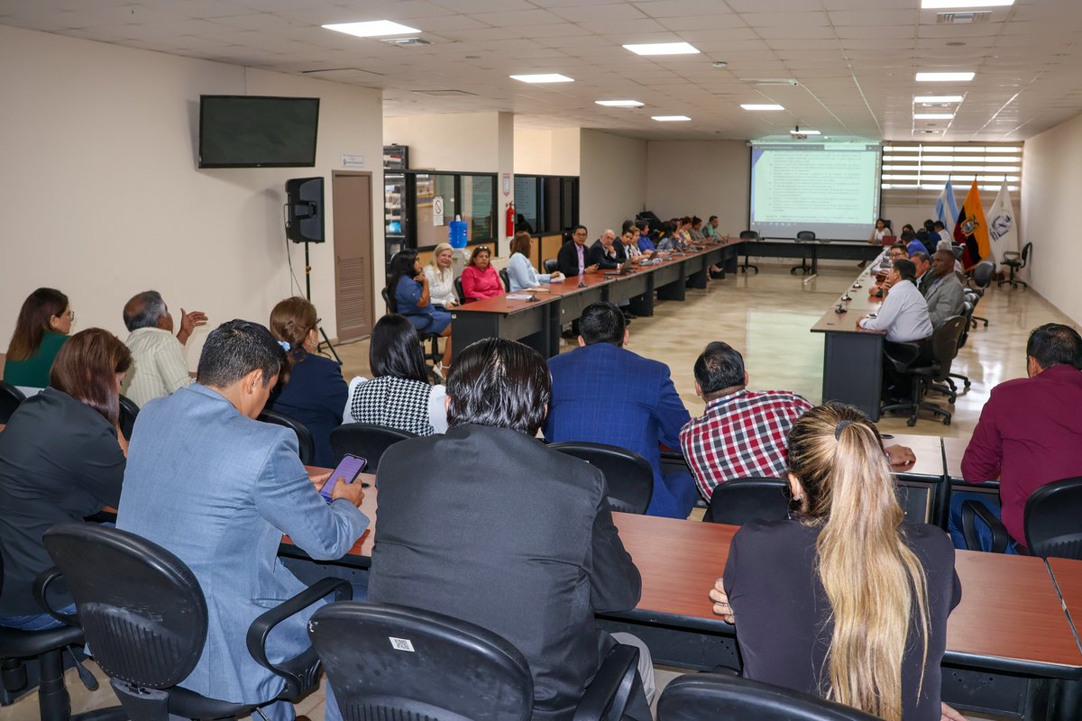 UdeGuayaquil's tweet photo. El Dr. Francisco Morán Peña, presidió una sesión en la sala de #CSU, en la que la Procuradora Síndica, Mgs. Jussara Cucalón y la Secretaria General, Mgs. Evelyn Godoy, socializaron con los Decanos, Subdecanos y Secretarios de las facultades, el nuevo Estatuto de la UG. https://t.co/KXWzL2dWiT