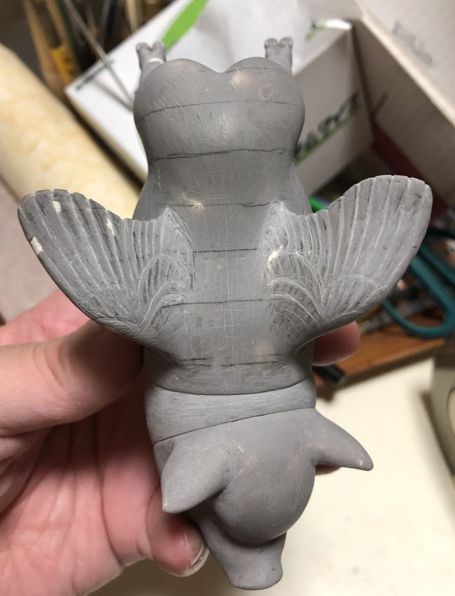 solagon's tweet image. 羽を作り始めたんだけど、厚みがほとんど無い羽みたいなものに無理矢理厚みをつけるとやっぱり空間が歪んだような感じの形になって、風切羽を後ろから見ると赤貝の殻みたいになってて面白い。意図せず生まれたシュールレアリズム。 #WhenPigsFly