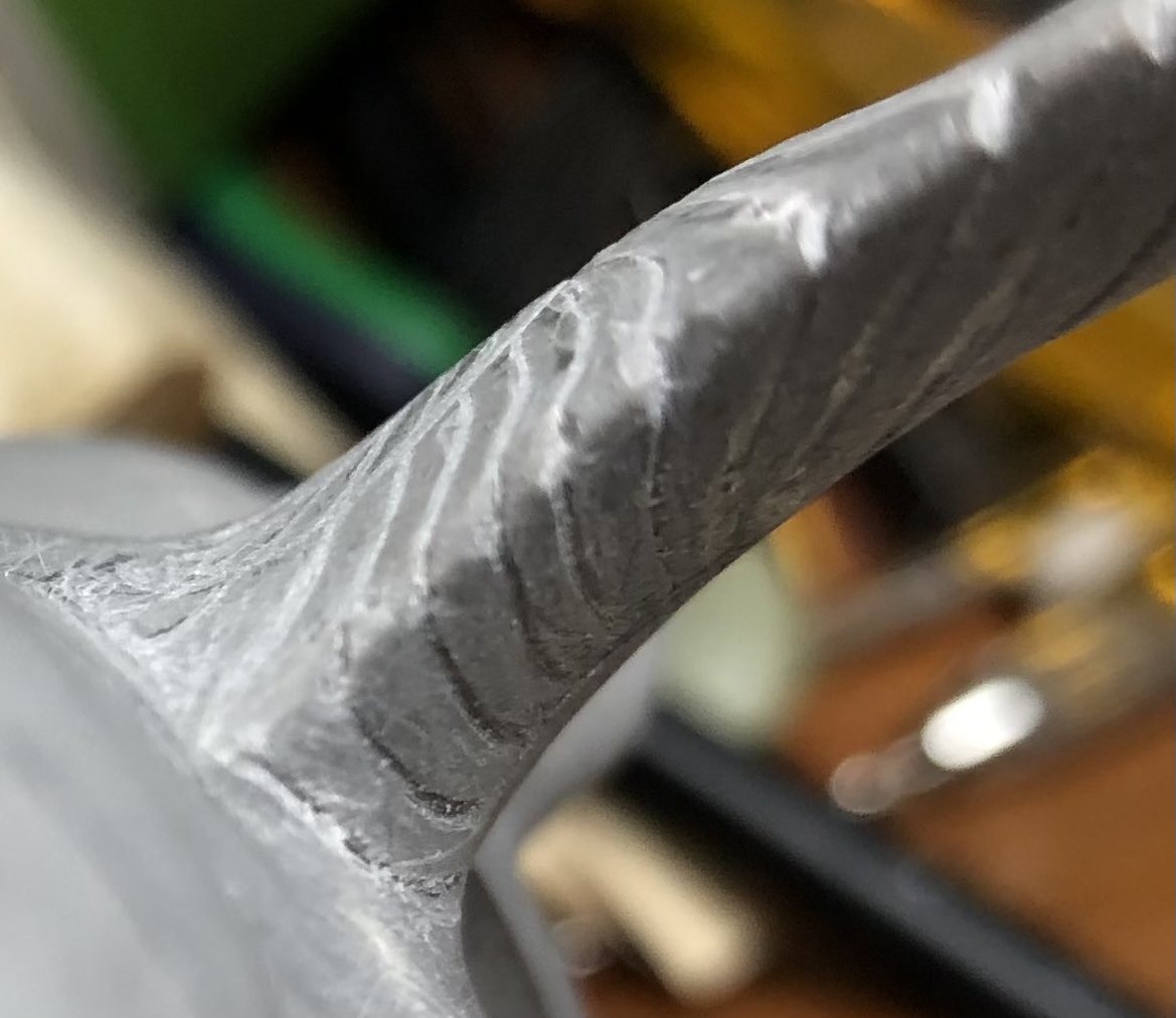 solagon's tweet image. 羽を作り始めたんだけど、厚みがほとんど無い羽みたいなものに無理矢理厚みをつけるとやっぱり空間が歪んだような感じの形になって、風切羽を後ろから見ると赤貝の殻みたいになってて面白い。意図せず生まれたシュールレアリズム。 #WhenPigsFly