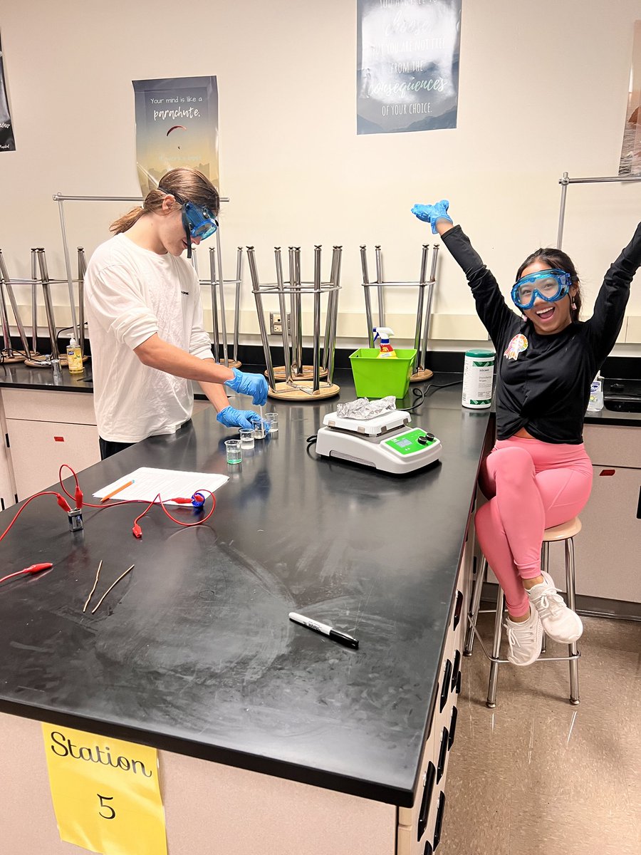 MrsSealsSci's tweet photo. AP Chem spent today investigating the bond classifications of unknown compounds #weRmilan https://t.co/2h5egwMF9N