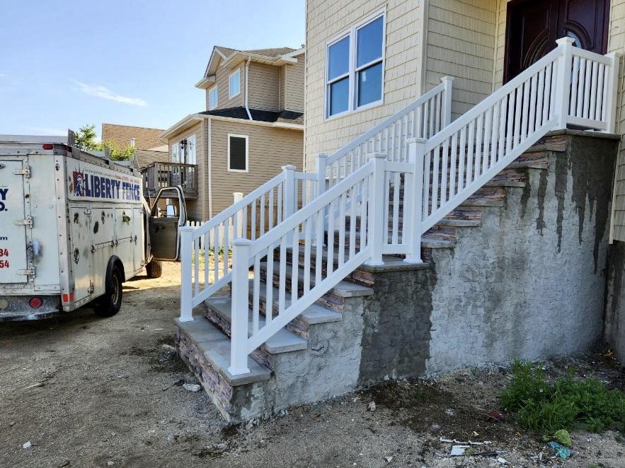 Liberty_Fence's tweet photo. Stepping up our game, one vinyl #railing at a time! New front and rear 36β Explorer stair #railings we fabricated and installed in #LidoBeach, #LongIsland.
#stairrailing #exteriorrailings #outdoorrailings #pvcrailings #railinginstallation #newrailings https://t.co/wlkWpecFkf