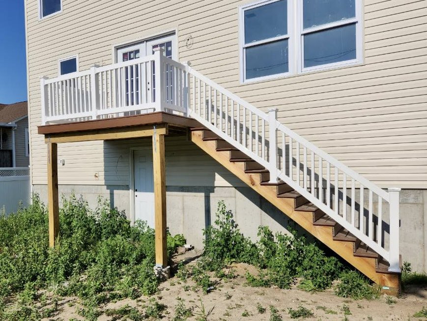Liberty_Fence's tweet photo. Stepping up our game, one vinyl #railing at a time! New front and rear 36β Explorer stair #railings we fabricated and installed in #LidoBeach, #LongIsland.
#stairrailing #exteriorrailings #outdoorrailings #pvcrailings #railinginstallation #newrailings https://t.co/wlkWpecFkf