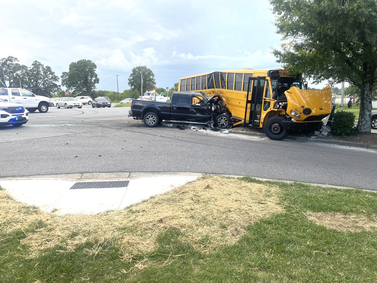 JonathanUpdates's tweet photo. BREAKING | @CharMeckSchools confirms 4 students on board this bus when it was T-boned by a pickup truck at Univ. City Blvd and Oak Leigh https://t.co/LaE3XPqyWj