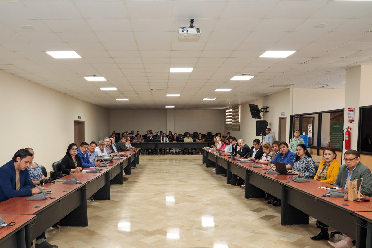 bienestarug's tweet photo. El Dr. Francisco Morán Peña, presidió una sesión en la sala de #CSU, en la que la Procuradora Síndica, Mgs. Jussara Cucalón y la Secretaria General, Mgs. Evelyn Godoy, socializaron con los Decanos, Subdecanos y Secretarios de las facultades, el nuevo Estatuto de la UG. https://t.co/tXnxytZ6gb
