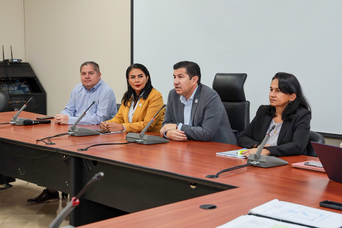 bienestarug's tweet photo. El Dr. Francisco Morán Peña, presidió una sesión en la sala de #CSU, en la que la Procuradora Síndica, Mgs. Jussara Cucalón y la Secretaria General, Mgs. Evelyn Godoy, socializaron con los Decanos, Subdecanos y Secretarios de las facultades, el nuevo Estatuto de la UG. https://t.co/tXnxytZ6gb