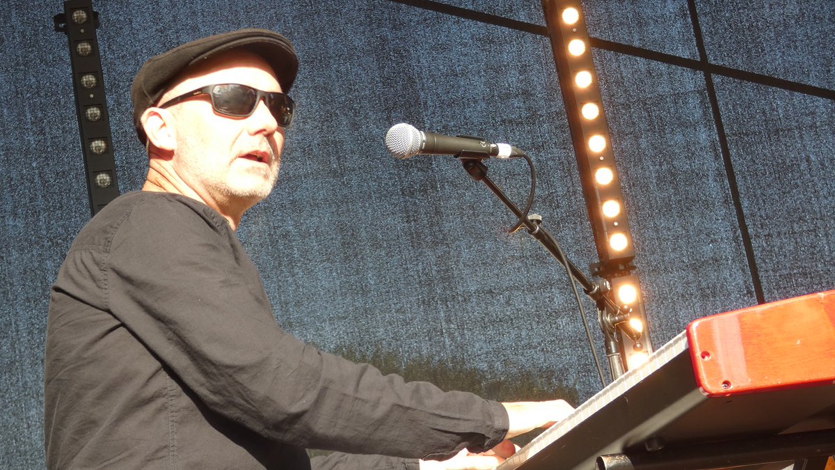 Ubunye finishing off the <a href="/chapelafestival/">Chapel Allerton Arts Festival</a>  on Sunday in Regent Street Leeds in some style! They made 1000 or so new friends in the huge audience! Aren't we lucky in Leeds to have all this superb music around us?
Pics Trevor Prinn #jazz #leeds <a href="/Ubunye1/">Ubunye</a> <a href="/LeedsNews/">Yorkshire Evening Post</a>  #jazz #Leeds