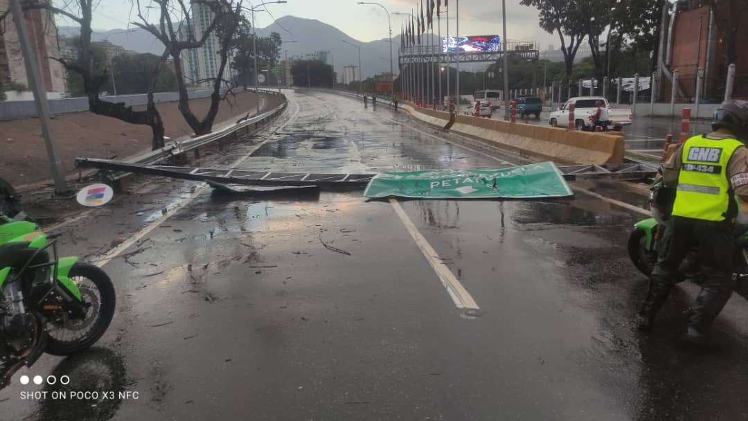 #7Sep #Caracas #LLuvias @Noticia058: Se reporta una valla de información vial caída, en la autopista Valle - Coche, antes de la entrada de los túneles, producto de los fuertes vientos y la lluvia de la tarde de este jueves