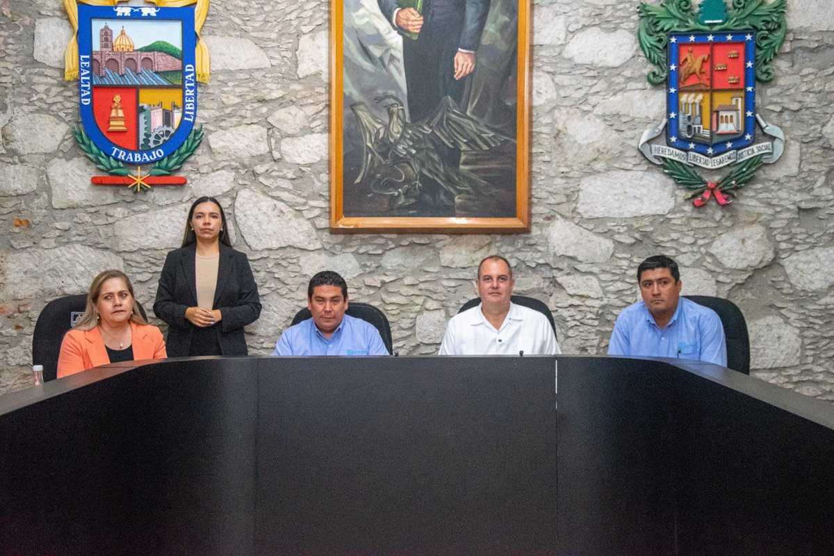 CEDHMichoacan's tweet photo. Firma de convenio entre el H. Ayuntamiento de La Piedad y la Comisión Estatal de Derechos Humanos de Michoacán. Signaron el Ombudsperson, Marco Antonio Tinoco Álvarez y el presidente municipal, Samuel David Hidalgo Gallardo. #CEDHContigo   #CEDHMichoacán https://t.co/s1RR5vfhyR