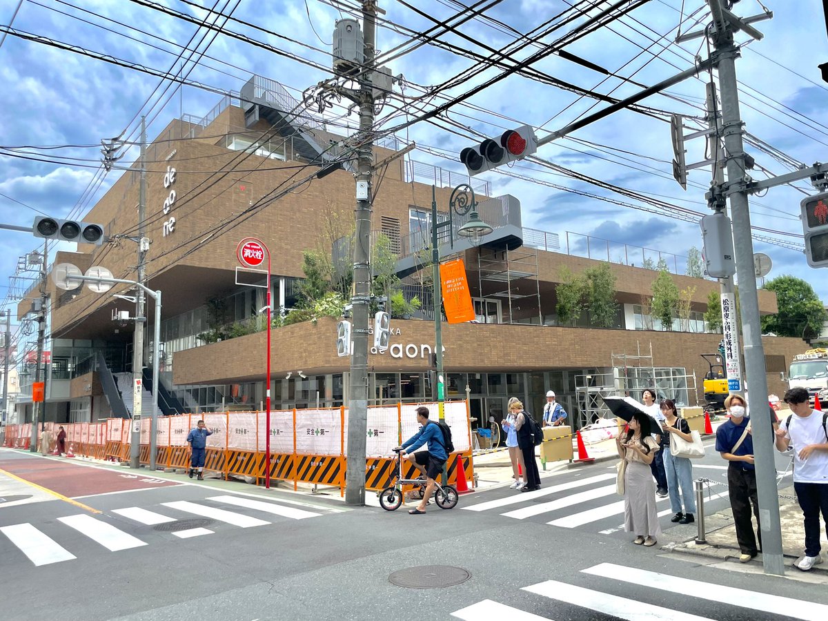 yamazaki_YKDW's tweet photo. 「緑道の丘」@自由が丘

緑道が折り重なって丘みたいなっていく商業施設に「JIYUGAOKA de aone」と名前がつきました。
あとたっぷり植栽をいれてもらって、散歩道になってもらいたい。屋上には、はらっぱ。 https://t.co/hS5TRKOSEt