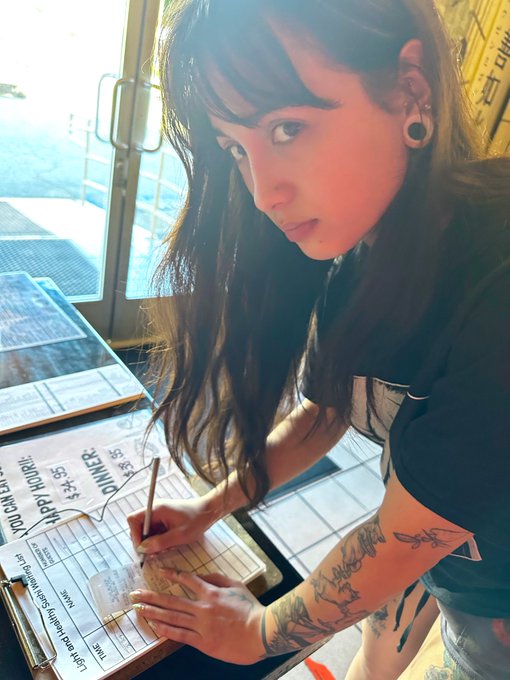 I&rsquo;m very serious about paying bills 😤 https://t.co/zHbW8SwLMA