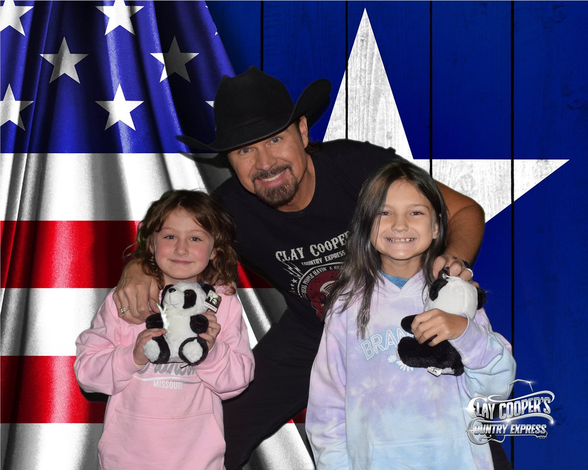 Couple of cute little fans! #BransonMissouri