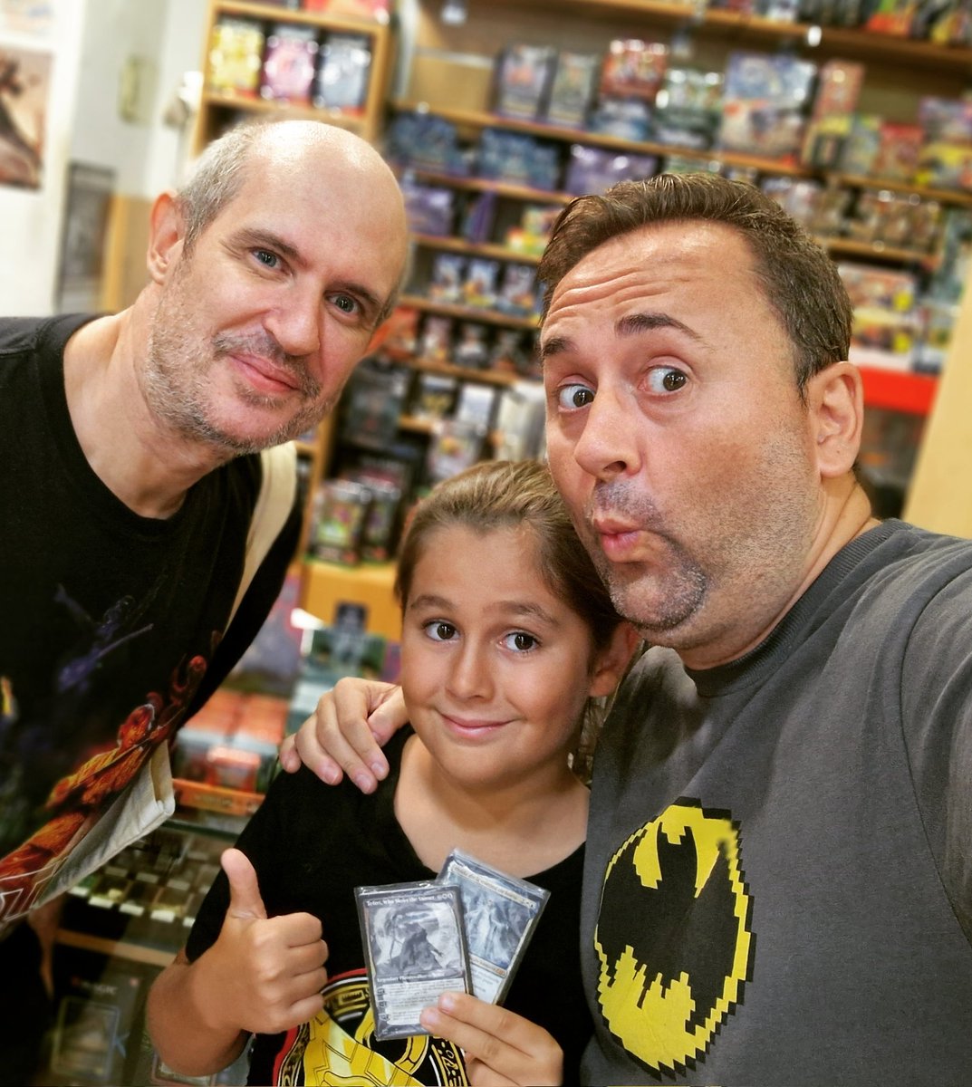 RebellionMTG's tweet photo. Visita con regalo sorpresa para Erik ¡que locura rebeldes! ¡sois lo más! 😚🤟

¡Encantados de ponerte cara @jpalomera_vichu y gracias por alegrarnos el día! 😍

#rebeldes #soislomas https://t.co/w5tXJJXqLa