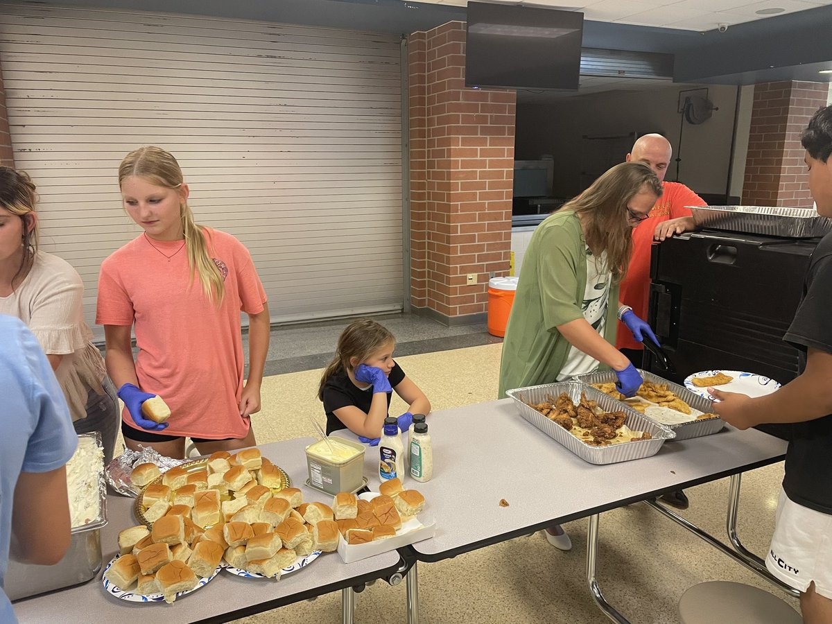 SHSBears_FB's tweet photo. HUGE THANKS to Mel’s Catering &amp; parents for serving our team dinner tonight. The catfish “SLAPPED.” 🔥 Rumor has it… the picture of the plate belongs to QB Coach, Coach Smith. — that fella was hungry! 
#WinTheDay #GoBears https://t.co/a80D4EoysG