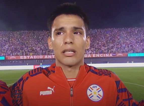 Hace 2 meses, Diego Gómez pasó de Libertad a Inter Miami de Messi 🇦🇷. Tiene apenas 20 años. Ya convirtió su primer gol con el equipo estadounidense. Hoy está teniendo su debut absoluto en Paraguay 🇵🇾 en un encuentro oficial. No pudo contener la emoción al cantar el himno ❤️