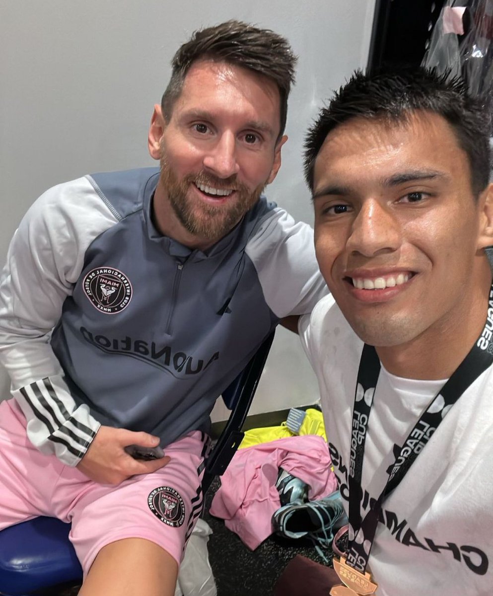 VSportsTM's tweet photo. Hace 2 meses, Diego Gómez pasó de Libertad a Inter Miami de Messi 🇦🇷. Tiene apenas 20 años. Ya convirtió su primer gol con el equipo estadounidense. Hoy está teniendo su debut absoluto en Paraguay 🇵🇾 en un encuentro oficial. No pudo contener la emoción al cantar el himno ❤️ https://t.co/5zBsJ4Fo77