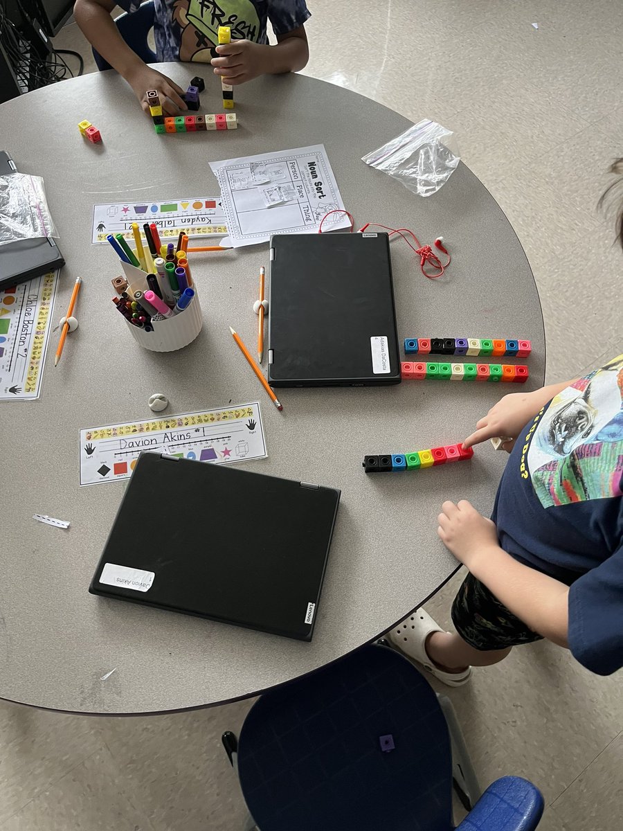 Miss_Dragonette's tweet photo. Firsties practiced making groups of tens with counting cubes today! We learned that grouping by 10 makes counting a LOT easier. These mathematicians are hard at work!! https://t.co/1RRvOc7tdv