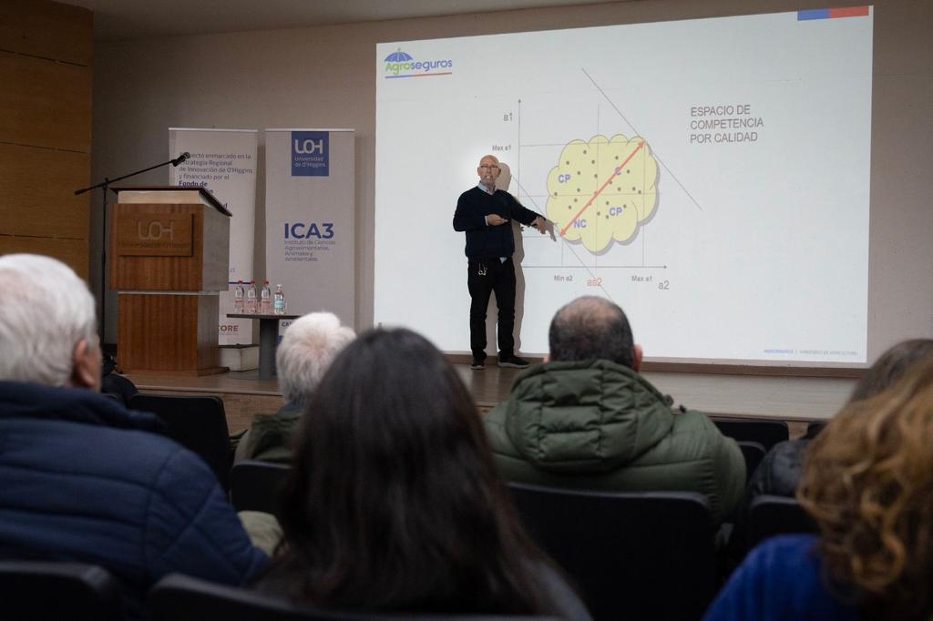 🗣️ Director ejecutivo de Agroseguros, Alberto Niño de Zepeda, llegó hasta el #ICA3 de la <a href="/uohiggins/">Universidad de O'Higgins</a>, en San Fernando, para intervenir en el Seminario de Inauguración del Sello Reducción de Riesgos Alimentarios (RRA) y cierre del FIC Modelo Inocuidad Agroalimentaria Regional ✅