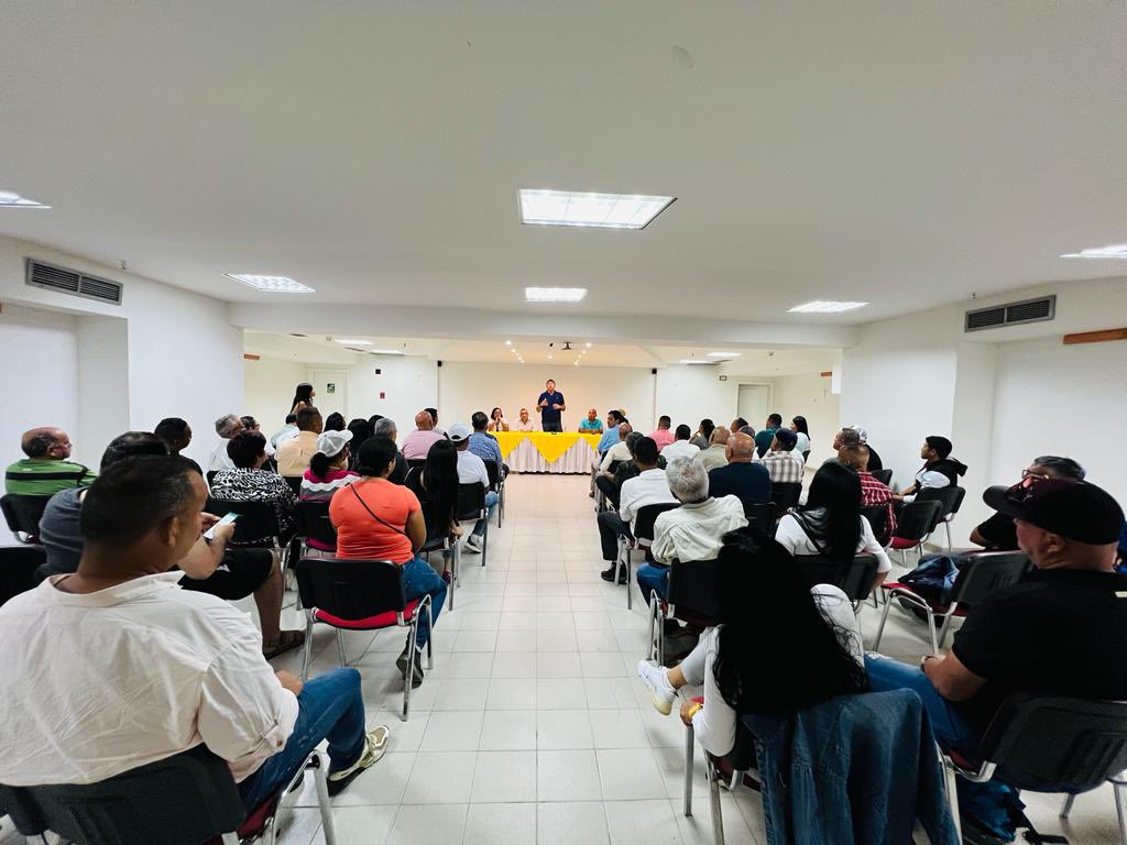 prospericarlos's tweet photo. #7Sep estamos en nuestra Margarita - Nueva Esparta, reunidos con nuestros 11 Sec Generales y de Organización acompañados de nuestra Secretaria Femenina @OneidaGuaipe, afianzando las bases rumbo a la Primaria, con organización y disciplina ganaremos, porque el compromiso es Venezuela.
#DemosElPrimerPaso 🇻🇪