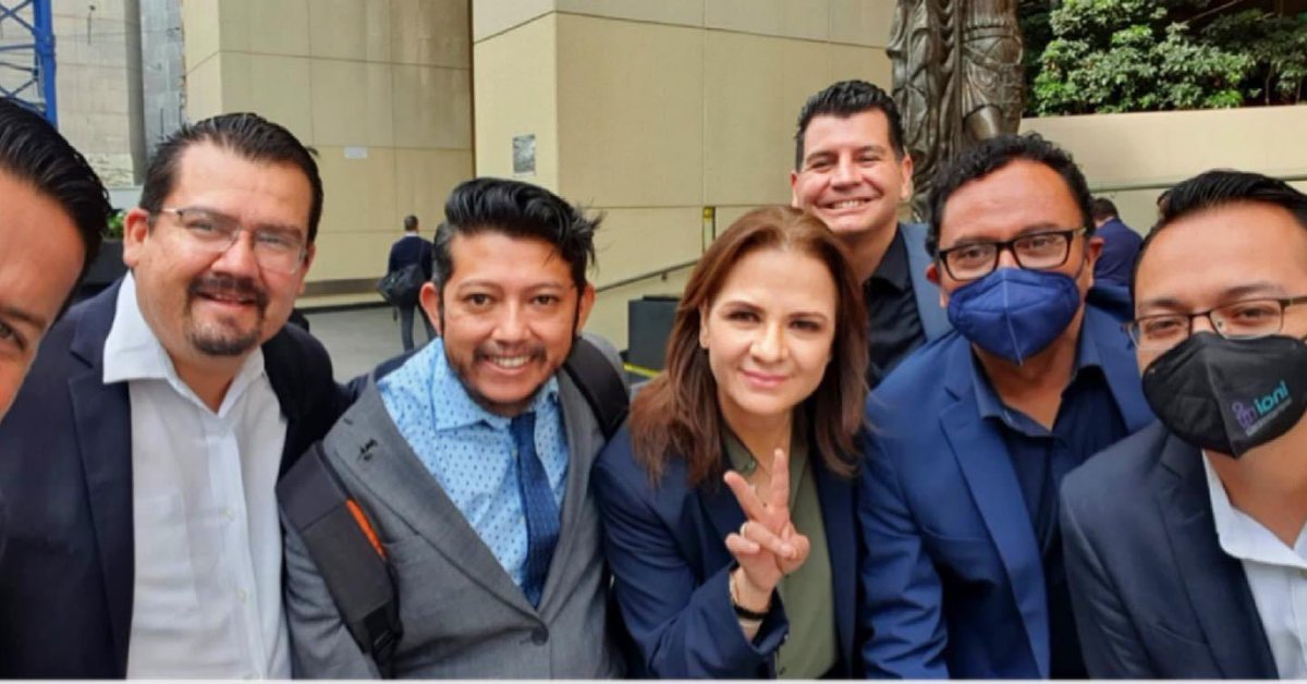 JulietDelrio's tweet photo. Es la marca propia, es la tenacidad, el carácter, la innovación y pensar día a día no en el cargo, sino en el encargo. Ser originales y hacer nuestro trabajo con pasión, pero también es el liderazgo y seguiremos trabajando apegados a derecho siempre. #HayINAI 
(Faltan muchos más en la foto) #BuenasTardes