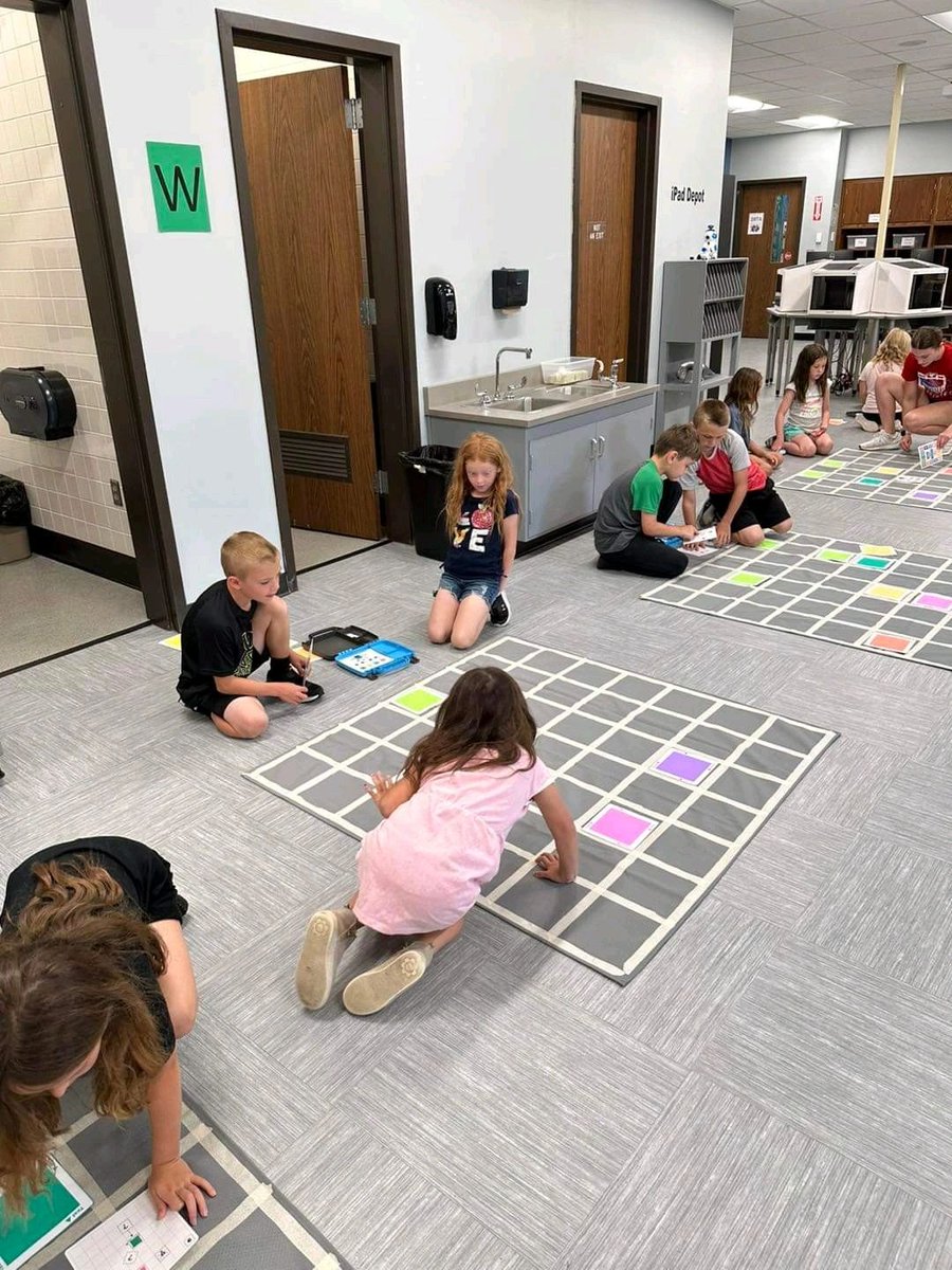 PurdueINMaC's tweet image. First and second graders at @NDESChargers are using Indi for #screenfreecoding! #STEMatWork #learnthroughplay #FutureWorkforce

#INMaCNetwork