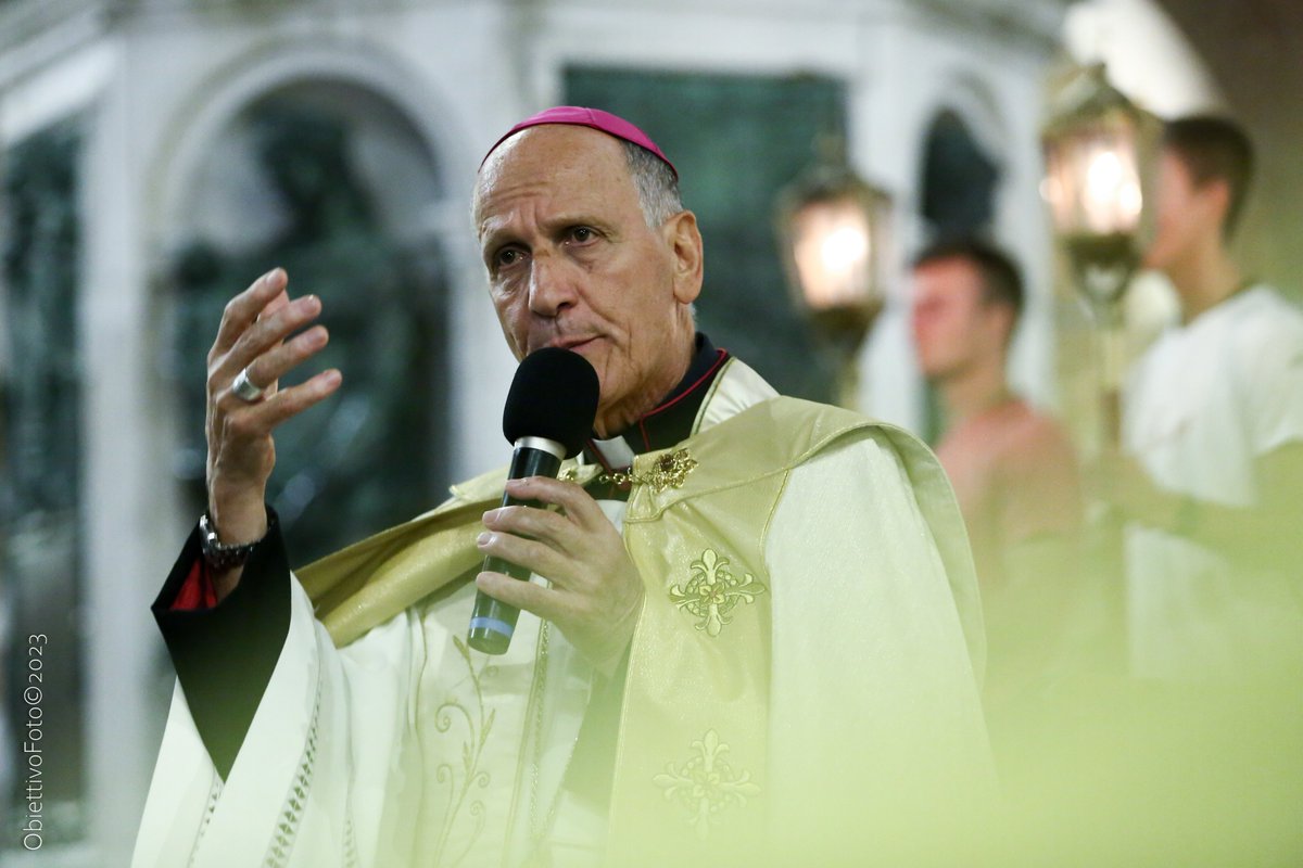 SantaCasaLoreto's tweet photo. Con la recita del Santo Rosario lungo le vie del centro della città di Loreto, sono iniziati i festeggiamenti per la solennità della Natività della B.V.Maria.
A guidare la preghiera, come da tradizione, S.E. Mons. Gerardo Antonazzo, Vescovo di Sora Cassino Aquino Pontecorvo. https://t.co/gmjGEiOOns