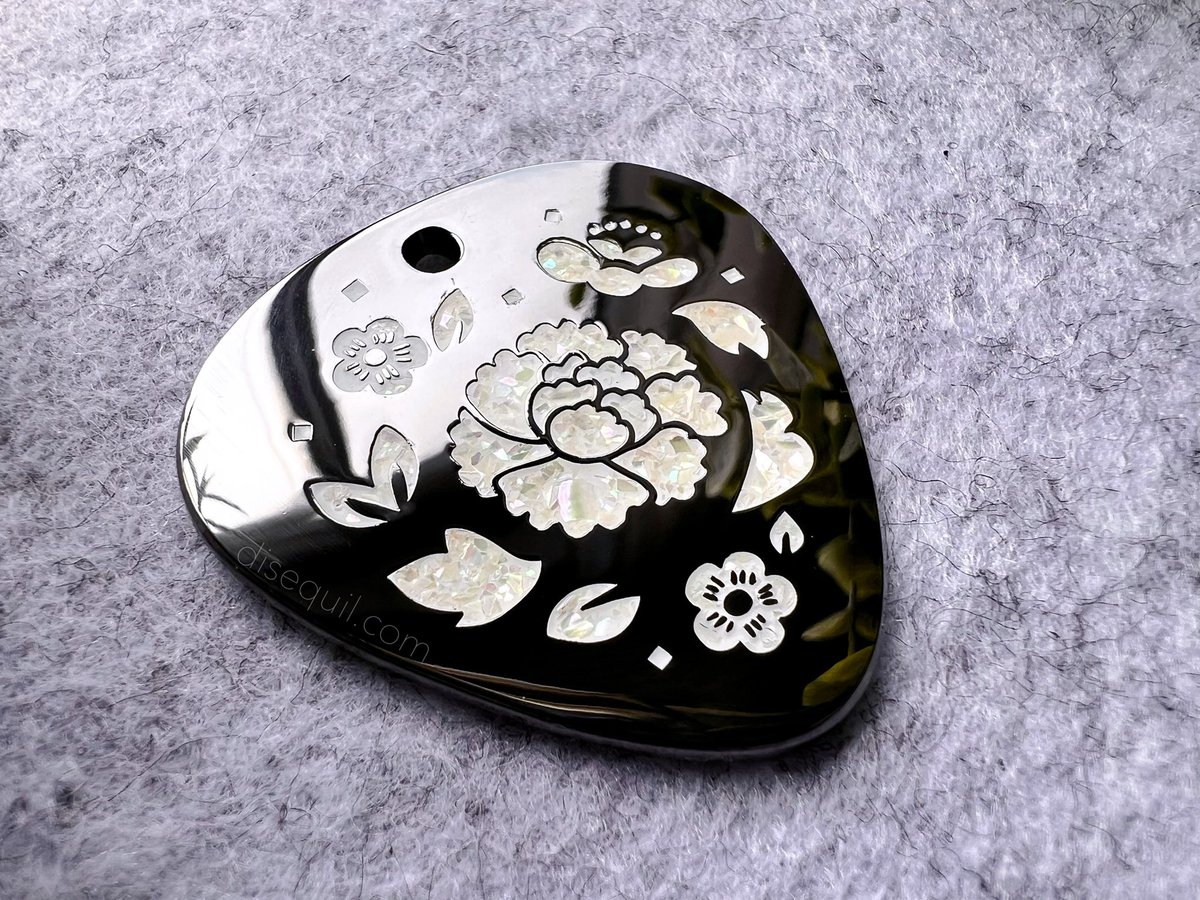 disequil's tweet photo. 🎸 the negative sides of capitalism 

pay for production replica of the agust d guitar pick (in pin form) because “i don’t want to live in an unfair society” 🍊🐈‍⬛

#DISSUMERCH #AGUSTD #BTS https://t.co/VMRzfqprue