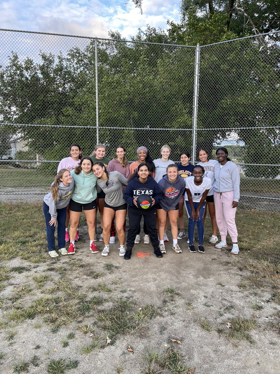 BeloitWBB's tweet photo. Early morning kickball>>> https://t.co/ESDT92MsoW