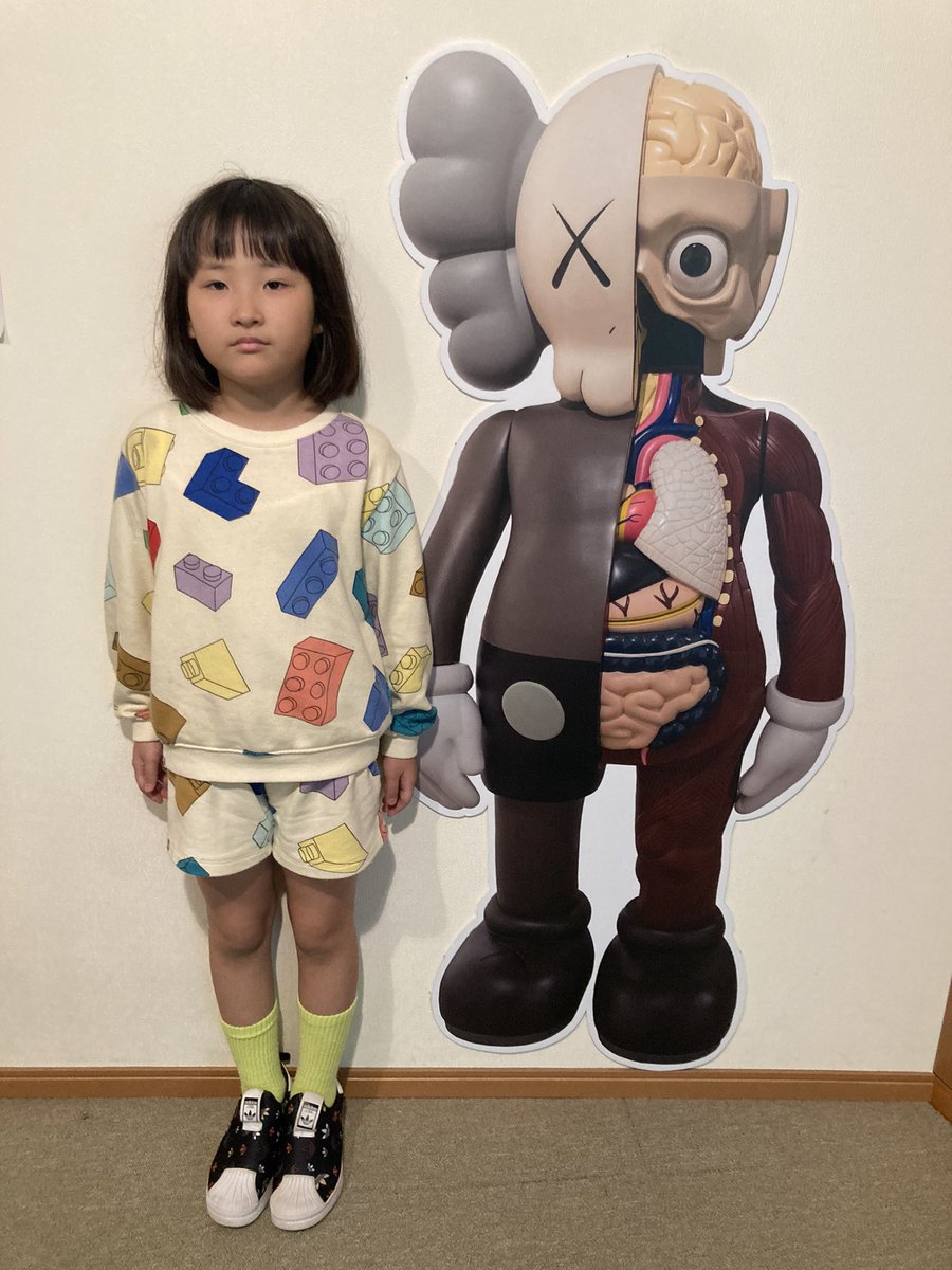 aderridal's tweet photo. 娘がMUCA展で最高に気に入ったカウズの「コンパニオン」になりきる。
#MUCA展CJO https://t.co/vVGT4DX6G1