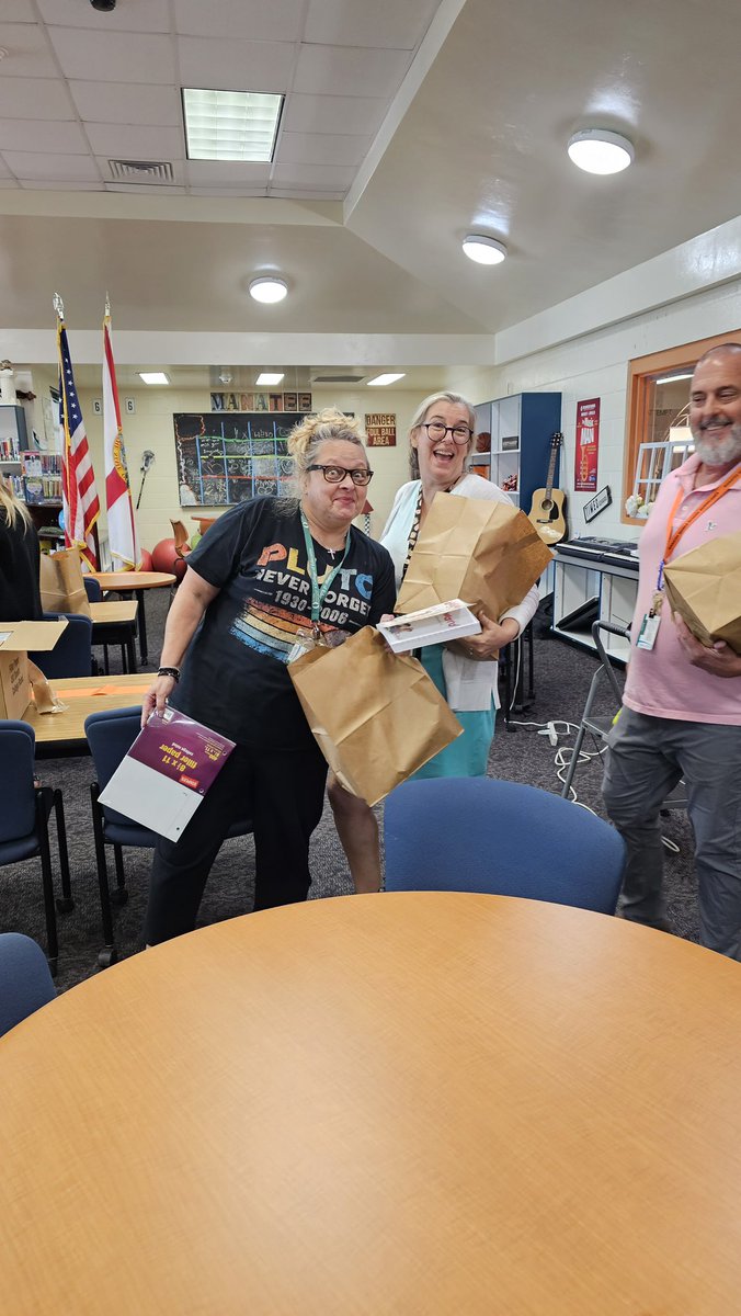 ROARMMS's tweet image. Teachers had the opportunity to preview the Media Center at lunchtime today. 

We celebrated the grand opening with cake and gifts for everyone. 

#ItsGrowTime
#MakeItBetter
