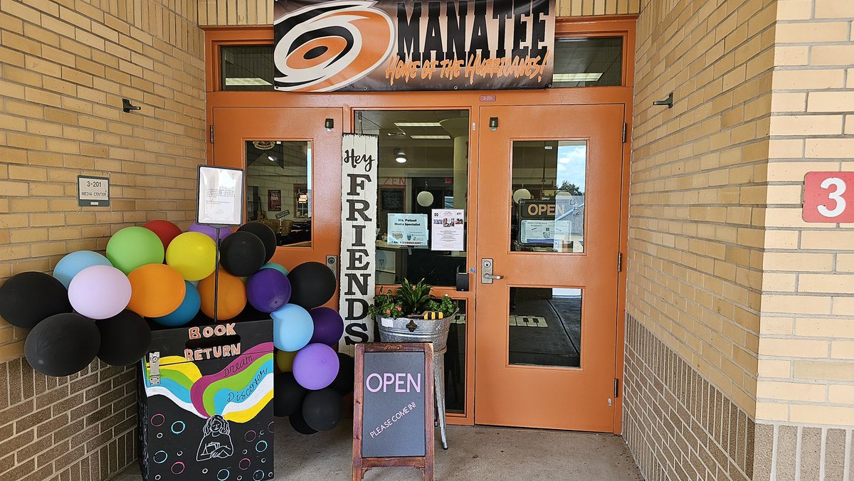 ROARMMS's tweet image. Teachers had the opportunity to preview the Media Center at lunchtime today. 

We celebrated the grand opening with cake and gifts for everyone. 

#ItsGrowTime
#MakeItBetter