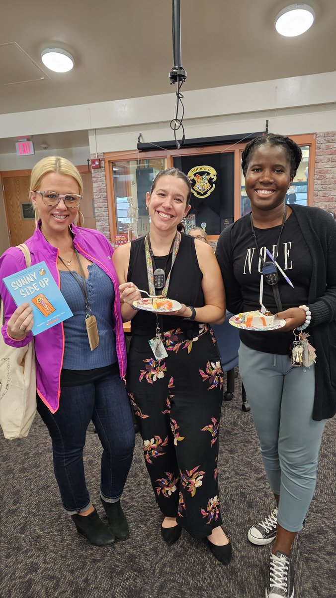 ROARMMS's tweet image. Teachers had the opportunity to preview the Media Center at lunchtime today. 

We celebrated the grand opening with cake and gifts for everyone. 

#ItsGrowTime
#MakeItBetter