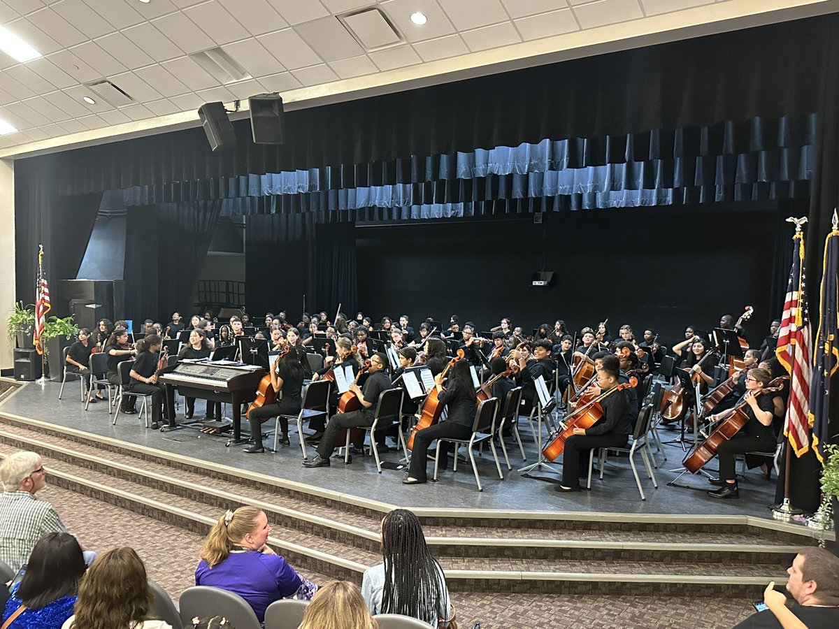 CHC_Mr_Johnson's tweet photo. Busy night here at CHC. Our students did an amazing job tonight! #wearewayne https://t.co/jVHzLenDLb