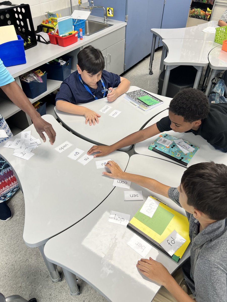 MrsMcCraw2020's tweet photo. CKLA >>> blended learning stations✨hands on skills review, Theme Gallery Walk-using student work, self guided Nearpod collaborative boards and breaking down figurative language. Student ownership in full effect! #proud🤩 @Impact_AISD @DrFavy https://t.co/CTG2ZRnoce