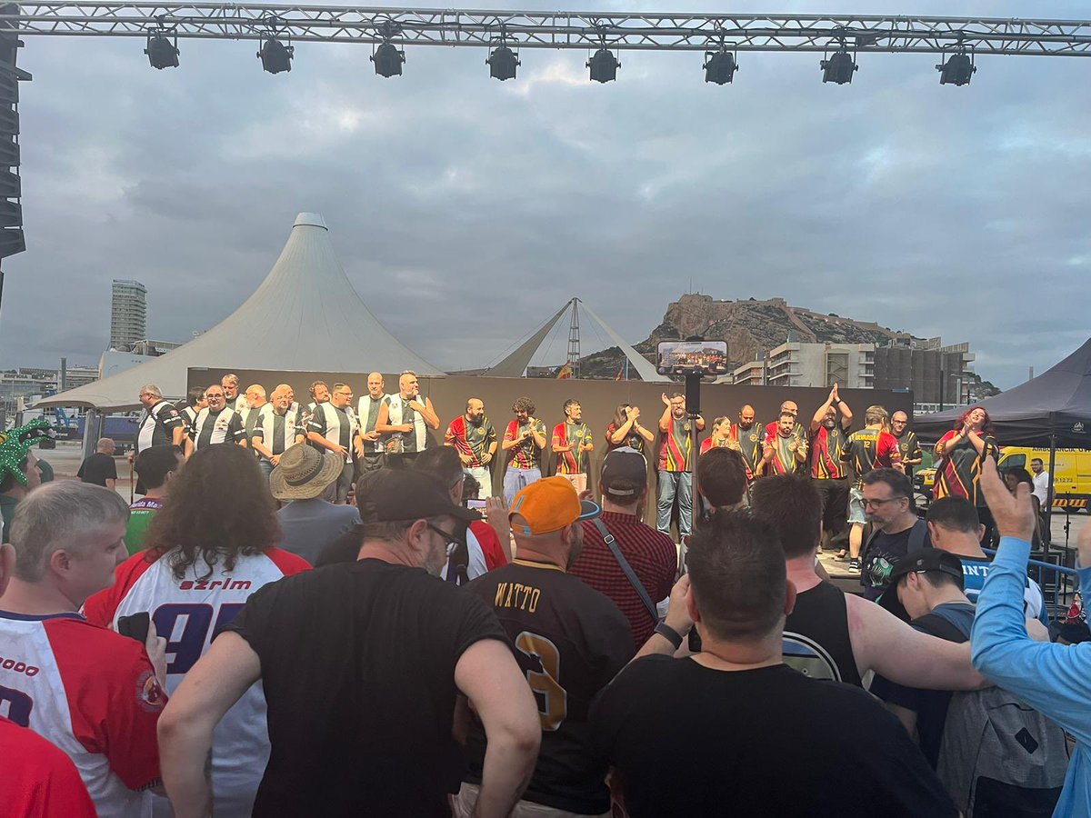 Unbelievable scenes at the Bloodbowl World Cup in Alicante. Over 2000 Bloodbowl coaches gathering on the harbour pier for the opening ceremony. There was live music, a speech from the town mayor and much more…what an event!!! This is Bloodbowl <a href="/warhammer/">Warhammer Official</a>