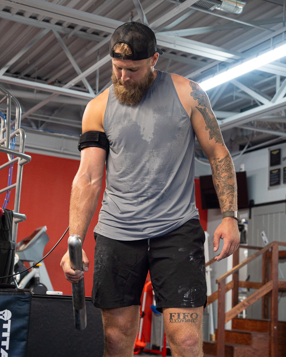 SpoonerPT's tweet photo. Chris Streveler doing the work!
Uptown Chandler Clinic Director Ben Kelto challenges Streveler with unique exercises designed to replicate the demands of an NFL quarterback's movements on the field.
#NFL #football #returntosport #bfr #bodytempering #spoonersports https://t.co/UEEtTWa9Rh