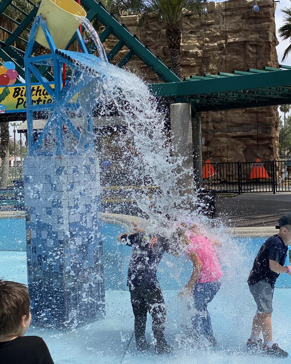 EnchantedIsland's tweet photo. Crazy weather so hours this weekend:
Friday 5pm - 9:30pm
Saturday 10am -1:30pm &amp; 4:00pm - 9:30pm
Sunday 5pm - 9:30pm https://t.co/LXtTHPsqLO