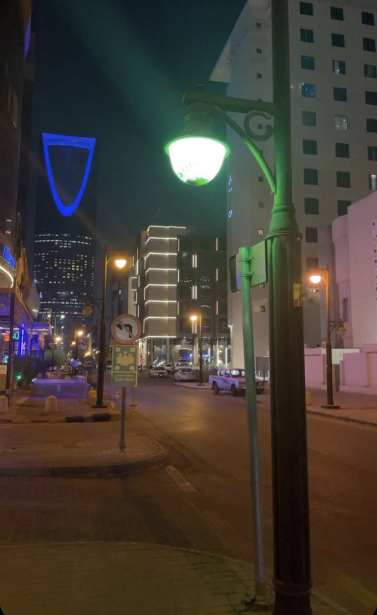 rmaddee's tweet photo. كلنا نعيش نفس الليل، لكن لكل منا ظلامه. https://t.co/OvBurvhDVW