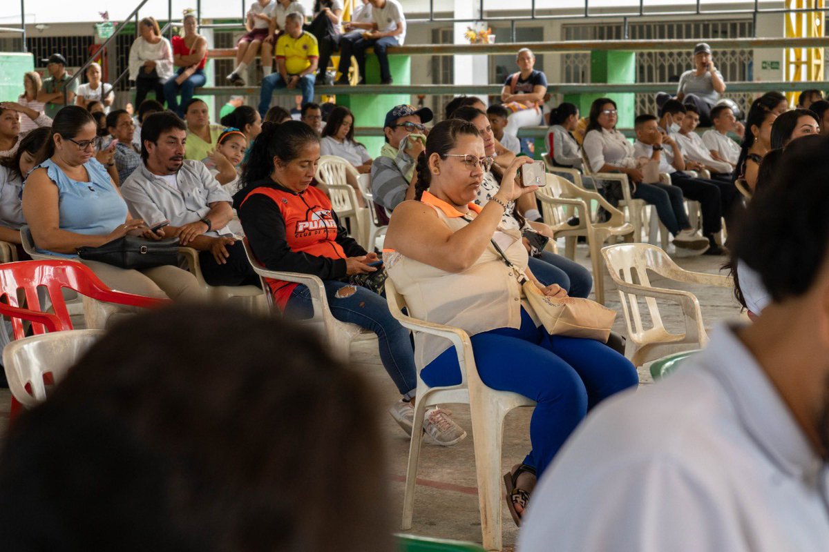GobMeta's tweet photo. Nuestro gobernador @JuanGZuluaga socializó ante estudiantes, padres de familia y docentes, lo que serán las nuevas instalaciones del colegio Colper en #Acacías. Con una inversión superior a los 39.000 millones de pesos, se espera ampliar la capacidad para 1.200 estudiantes. https://t.co/ghL1JN75dB