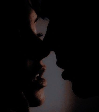 "— Eu deveria ir — disse Elain, mas não se moveu para ir embora.
— Sim — disse ele, com o polegar fazendo carícias demoradas na lateral do pescoço dela.
A excitação dela subiu até ele, e os olhos de Azriel quase viraram para trás quando ele sentiu o cheiro doce."

#elainweek2023