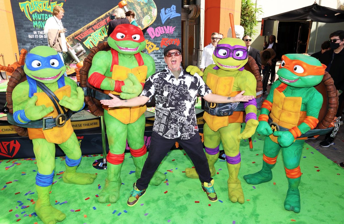 Hey, pretty sure I know that guy in the middle. Seems very familiar for some reason... those four dudes surrounding him, too.  

😉

Congrats, @kevineastman86, #PeterLaird, and the #TMNT!  What an amazing and well-deserved honor!