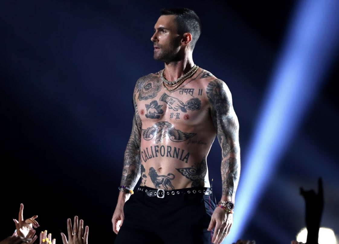 luscas's tweet photo. espero que o adam levine fique sem camisa o show inteiro bem assim https://t.co/dG5wXuV2mj