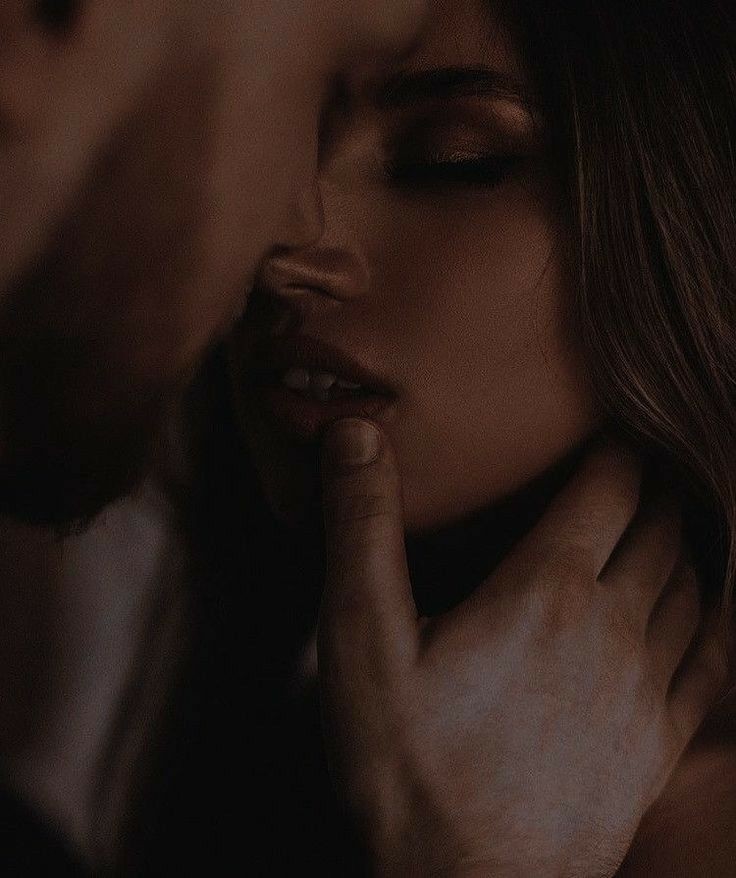 "A mão de Azriel deslizou para cima do pescoço dela, enterrando-se no cabelo espesso de Elain. Virando o rosto dela na direção que ele queria. A boca de Elain se entreabriu, os olhos dela percorreram os dele antes de se fecharem com um tremor.
Oferta e permissão."

#elainweek2023