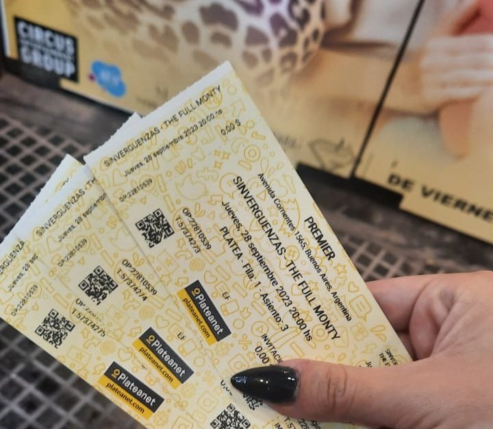 Ya tenemos las entradas para "SINVERGUENZAS" más q feliz 😃 de poder estar ahí, la genia de mi amiga @SoyCamiCo💙💙 resolvió el problema que teníamos p el 22 y el teatro cambió la fecha del debut al 28 ( lo aclaro xq muchas tenían el mismo problema ) 🧡🧡🧡🧡