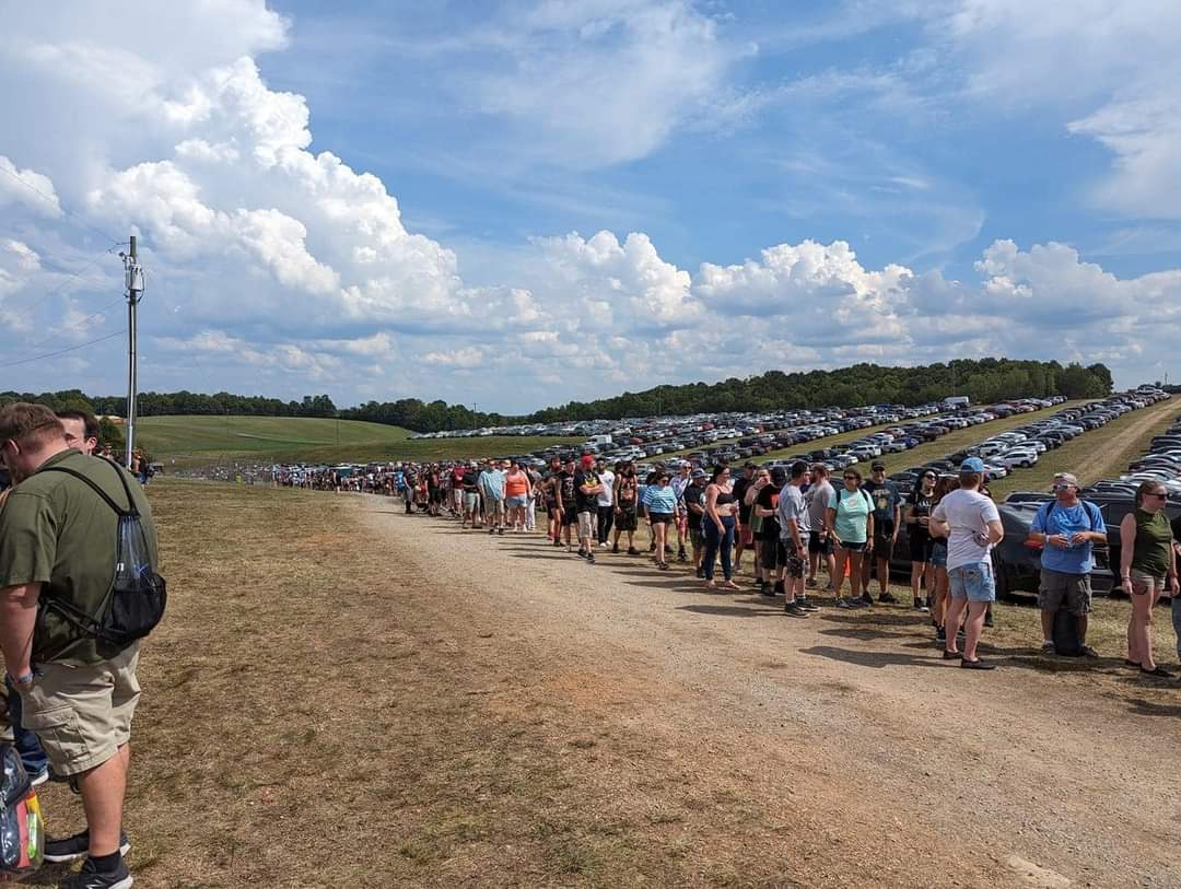 tehcubsfan's tweet photo. @BlueRidgeRock Is an absolute Fucking joke. 90+ degree weather, two hydration stations (Only 1 is GA, other is VIP) Price gouging - 1 bottle of water is $4. Campers waited over 12 hours just toget into the festival grounds 1/x https://t.co/ZS4S8VpfEh