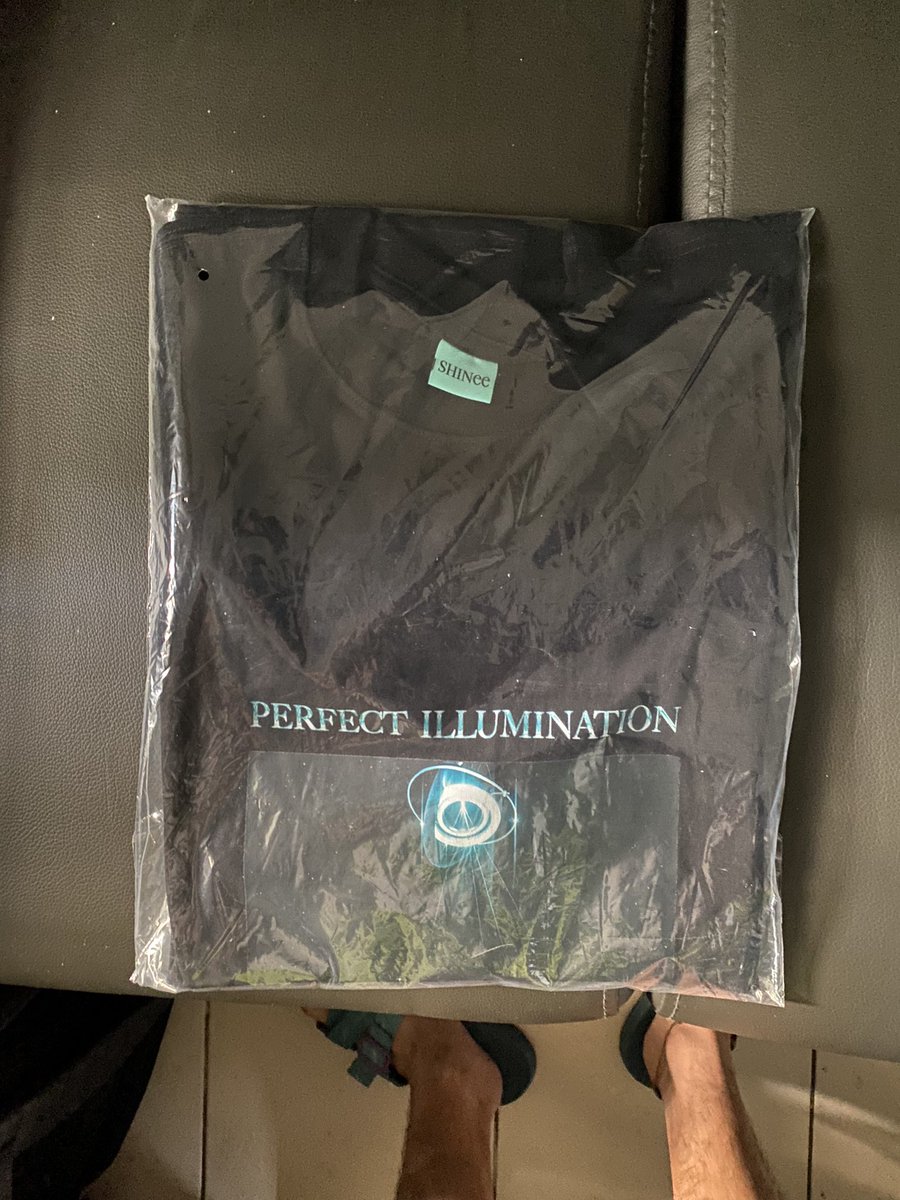 pinguring's tweet photo. WTS LFB SHINee PH

SHINee World VI (SWC) Perfect Illumination T-Shirt
Php 1,000

RFS: Too big for me :(

Free size
- shoulder: 51cm
- chest: 55cm
- body: 85cm

📍 Ortigas
💵 GCash https://t.co/9mtYNe0oqO