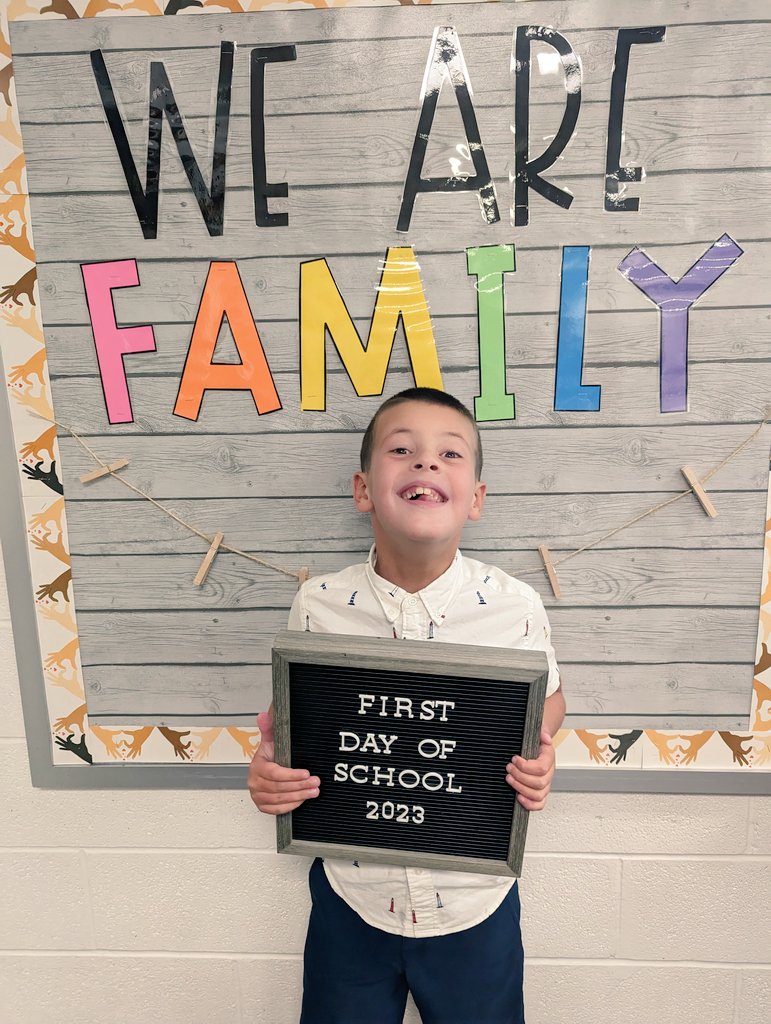 Ms_S_BT's tweet photo. Some of the many first day of school smiles! 💙⭐ https://t.co/TjVtgVSA4H
