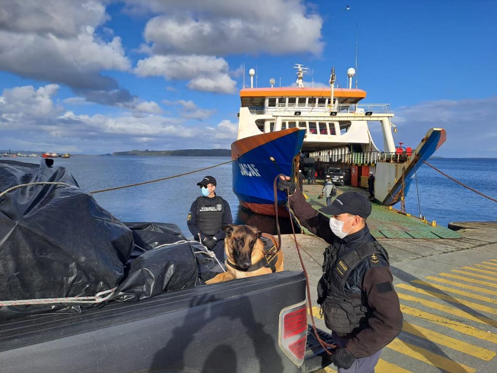 Autoridad Maritima #Quellón, mantiene permanentes fiscalizaciones a pasajeros, vehículos y carga, que se embarcan a la región de Aysén en las barcazas de conectividad. 

@DGTM_Chile  @MARITGOBCASTRO 
#QuintaZonaNaval
#ComprometidosConElMar