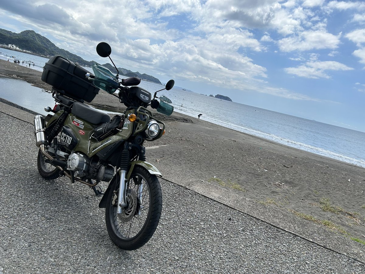 K2R56596642's tweet photo. クロスカブ〜
雨の日に前輪で跳ねた水が
鬼の様に靴の中に入りますwww雨の時だけレッグシールド欲しい🛡️ https://t.co/xPicc9NlFX