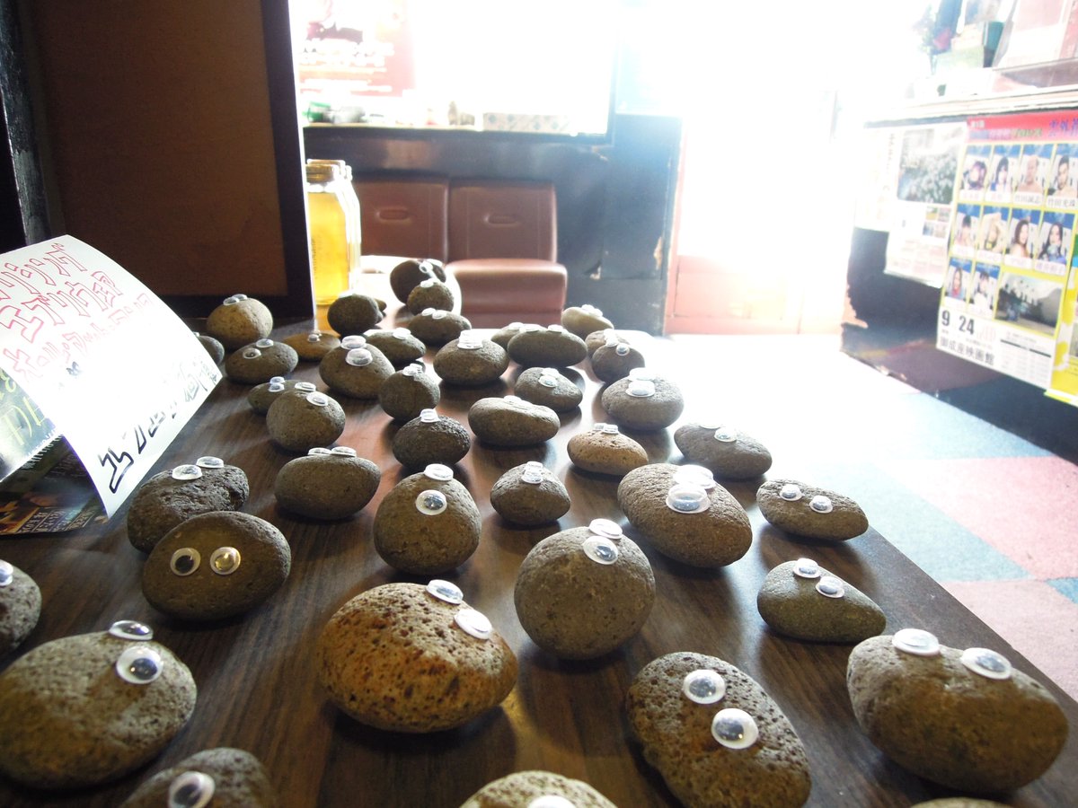 思いがけず大人気の「石」は入り口を入ってすぐのところに置いてあります。『エブリシング・エブリウェア・オール・アット・ワンス』をご覧になられたあとは、ぜひ気に入ったコを連れ帰って下さい！