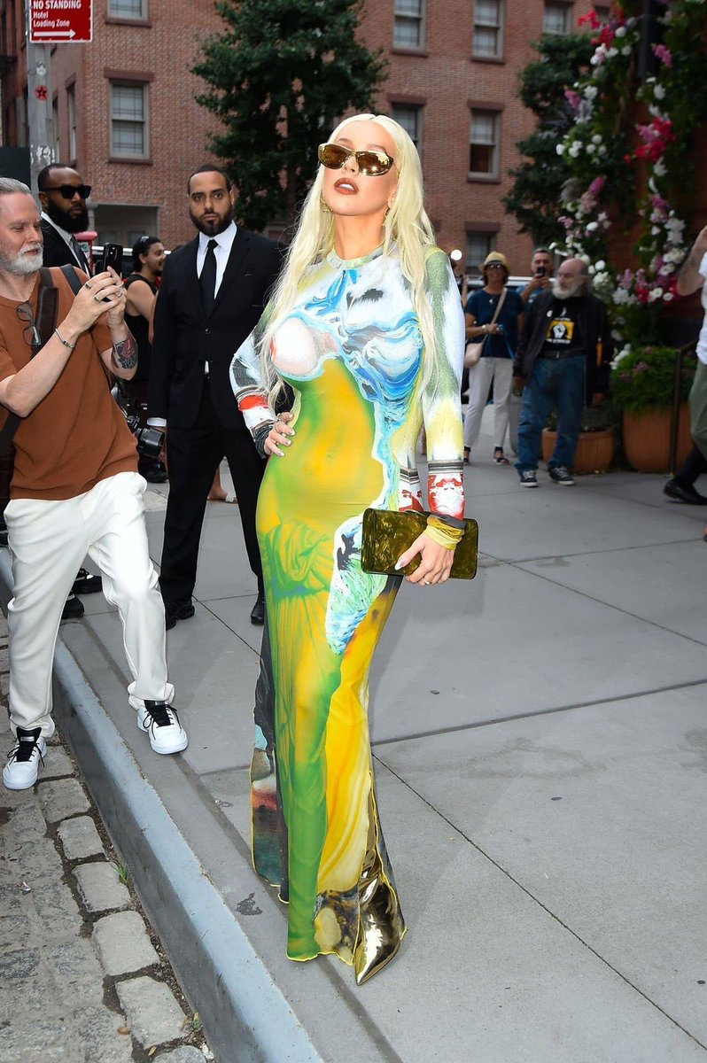 xtino_cl's tweet photo. ¡Impactante! 💥 Así lució hoy @xtina en el evento de @voguemagazine y @XeominAesthetic en @nyfw 😍
#Xtina #ChristinaAguilera #vogue #newyork #NYFW #smarttox https://t.co/8lvp3G2OxL